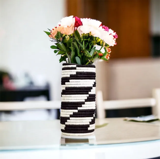 BLACK RAFFIA VASE