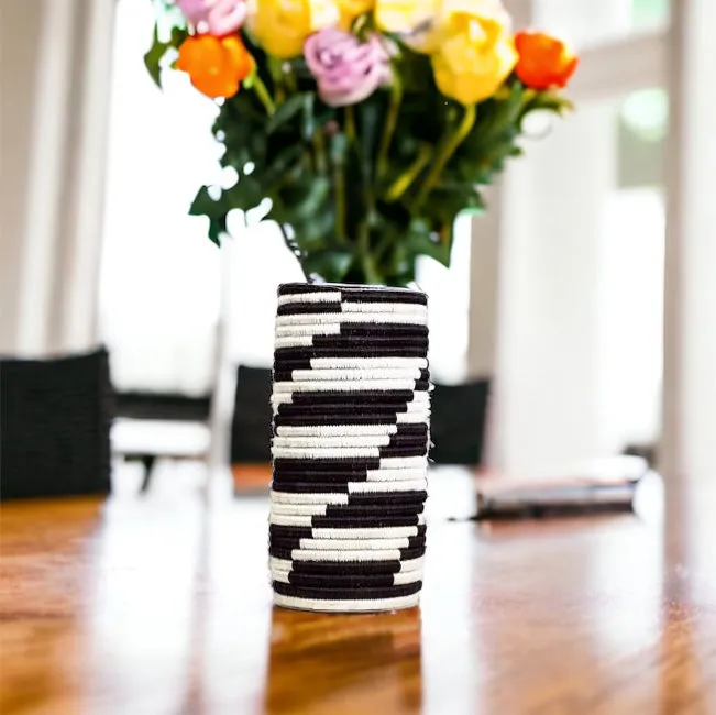 BLACK RAFFIA VASE